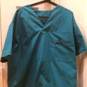 Men’s scrub shirt